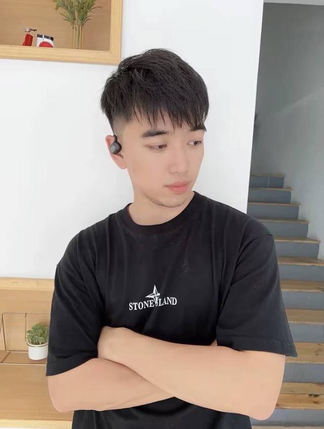 款号：Wkd89260G纯棉黑T测评 舒适与质感并存 谁懂啊！新入手的这件260G纯棉Stone Island黑T，直接让我爱上基础款穿搭 拿到手第一感觉就是“