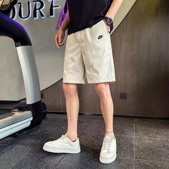 款号：Wkd8725Ss Nike耐克美式斜切印花休闲短裤男女款宝子们！我不允许你们还没拥有这条Nike短裤！三种颜色，每一款都超百搭，适配各种风格，不管是搭配