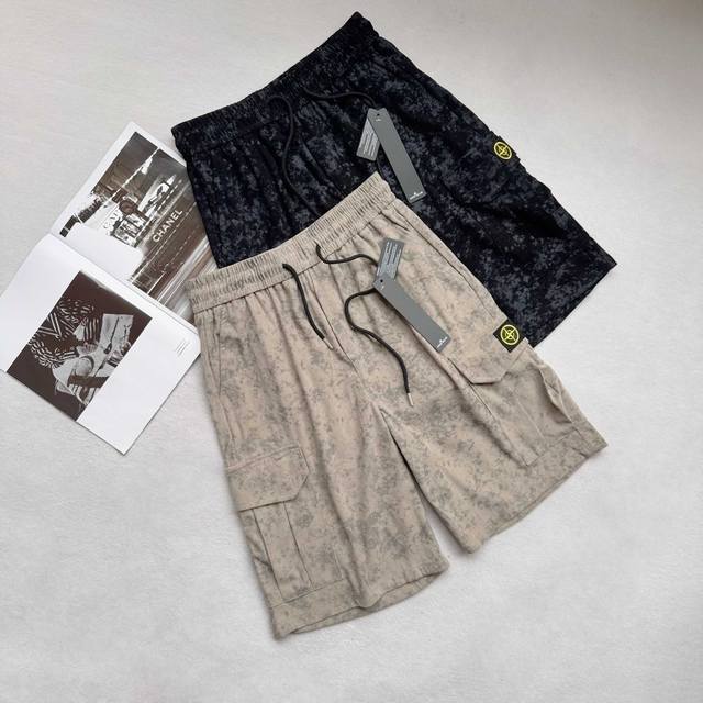 Stone Island 石头岛 夏季灯芯绒工装迷彩短裤 深受欢迎的运动户外品牌！学院风棉灯芯绒短裤采用经全新升级的典藏廓形设计，灯芯绒面料为宽棱纹灯芯绒面料制