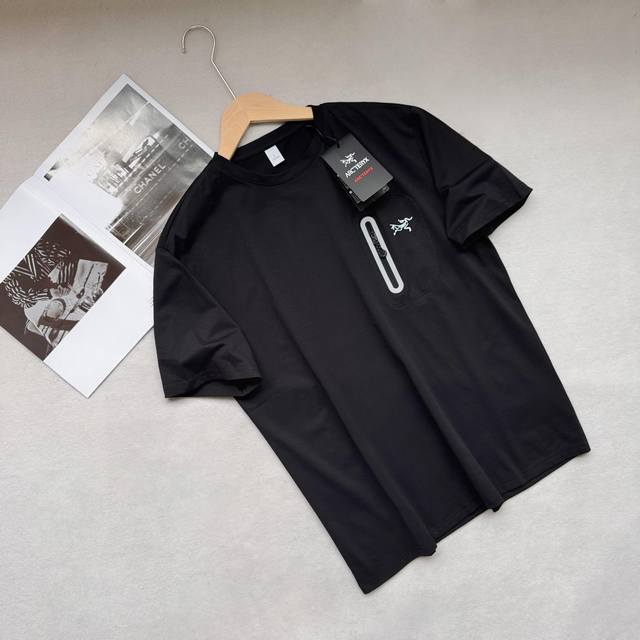 Arc'teryx 始祖鸟时尚百搭短袖印花Logo户外运动休闲25Ss圆领套头T恤 官网同步发售，追求品质生活的你，这件短袖T恤绝对是不二之选。触感细腻，经过精