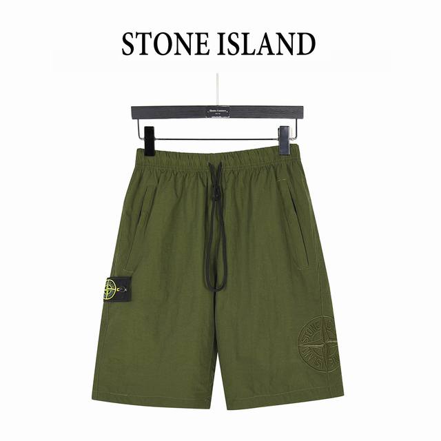 Stone Island 石头岛 金属尼龙徽章工装短裤定制速干金属褶皱尼龙面料，尼龙面料且颜色超正，Oversize版型。左侧有三万针罗盘大刺绣，右侧则是经典L