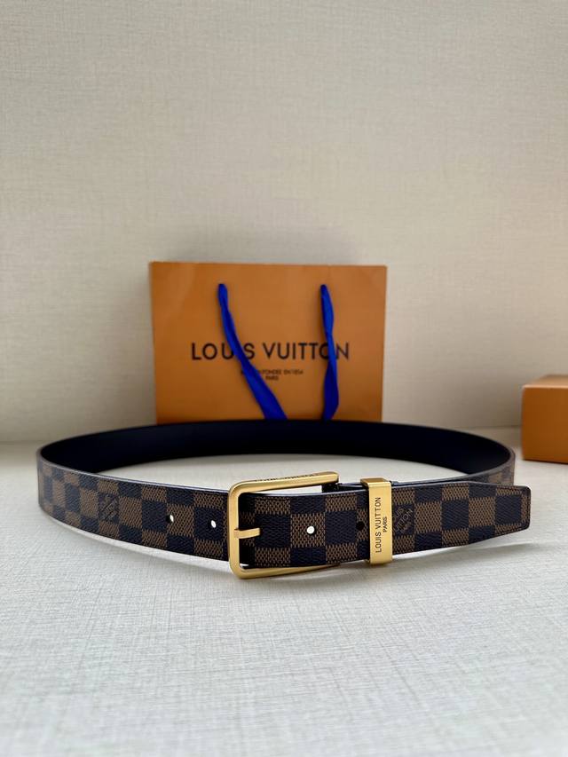 供 3.4宽 Saint Germain 腰带为 Monogram Eclipse 帆布搭配金属圈，将融入 Lv 字母的针式搭扣点缀一角，可为各式造型注入俊逸风