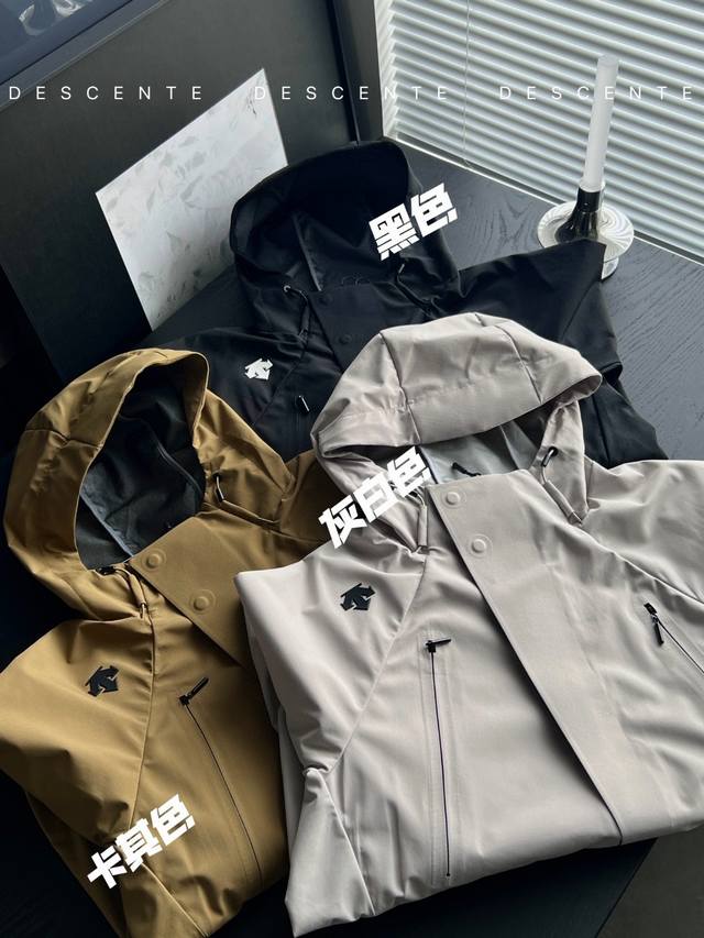 现货上新Descente迪桑特城市机能系列户外运动防风防水情侣款冲锋衣夹克外套款号： 195颜色：黑色 灰白色 卡其色尺码: L~3Xl科技复合面料结实耐穿抗撕