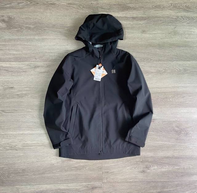 Kolon Sport可隆户外硬壳三防全压胶连帽一体冲锋衣！简洁利落！兼具城市商务与户外机能！采用三防面料，防风防水防污全身压胶顶级工艺高位连帽，两侧+脑后共三