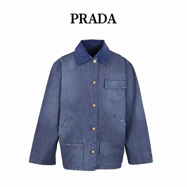 Prada普拉达Prd 多口袋法工牛仔外套本产品使用珠帆面料，经过特殊水洗工艺处理的珠帆面料，不仅保留了其原有的坚韧特性，还赋予了它更为柔软舒适的触感。这种面料
