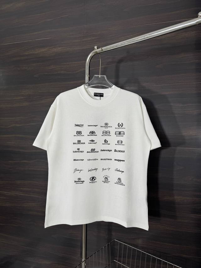 特价 剩黑色Sm，白色L Xl不退换 款号：He242Balenciaga 巴黎世家前后满标Logo图案圆领短袖面料采用280克双股双纱纯棉面料，手感舒适柔软，