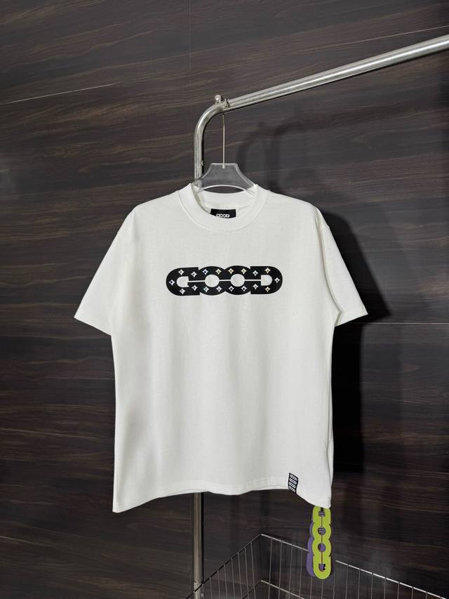 只剩白色 款号：He232Goodbrand-字母镶嵌彩钻圆领短袖T恤面料采用280克双股双纱纯棉面料，手感舒适柔软，上身舒适透气，领口采用同缸同色罗纹，不紧绷