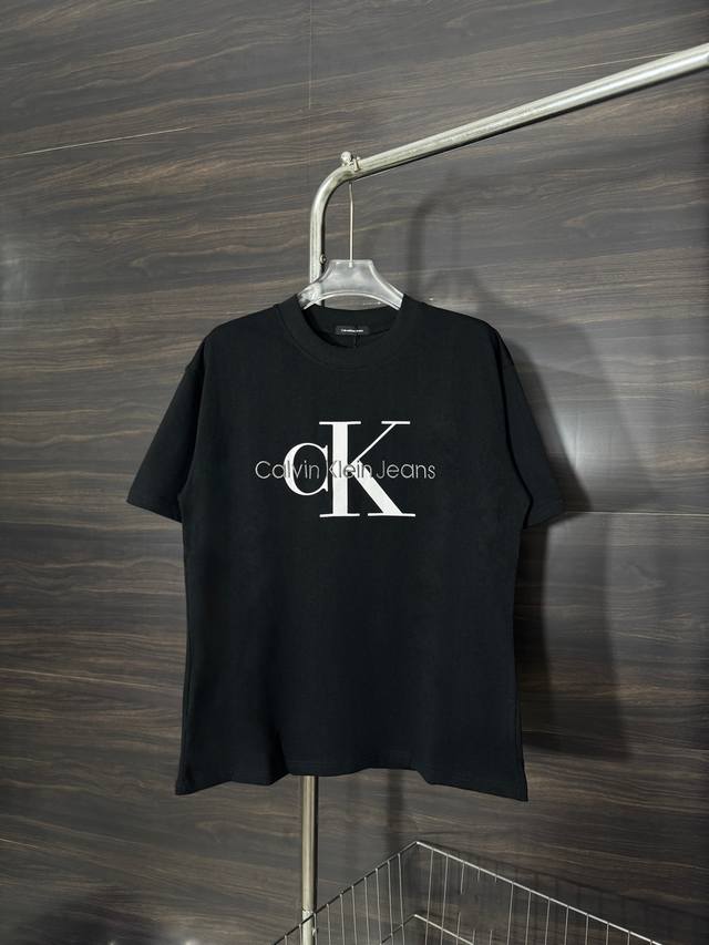 款号：He241Calvin Klein-Ck胸前字母刺绣印花大标圆领短袖面料采用280克双股双纱纯棉面料，手感舒适柔软，上身舒适透气，领口采用同缸同色罗纹，不