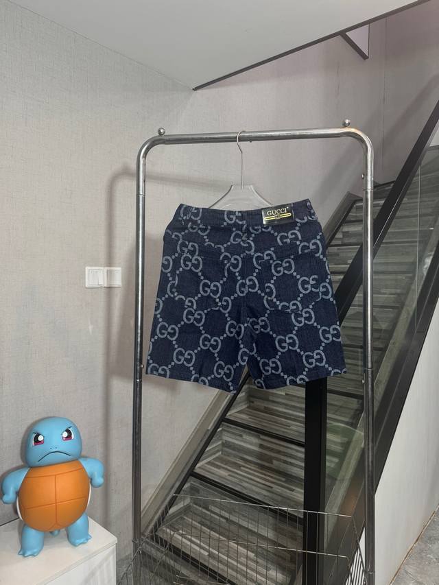 款号：He269Gucci-古驰牛仔满印提花牛仔短裤面料采用定制满印双G字母牛仔面料，手感舒适柔软，上身舒适透气，整批布料提花工艺，凸显衣服的个性，定制五金做旧