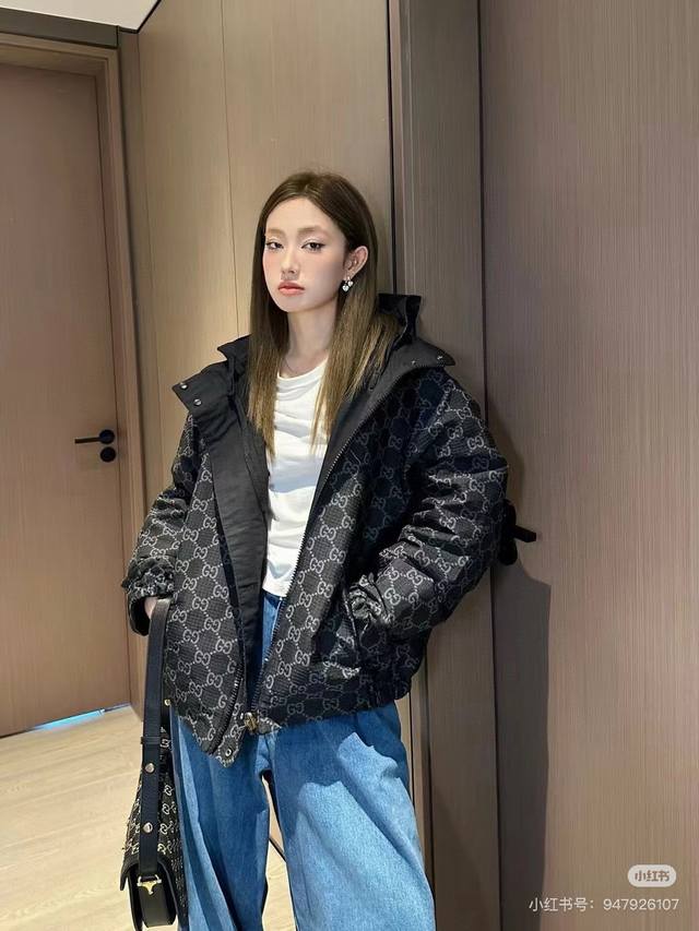 上新 款号:G714Gucci 古驰新款经典Gg提花满印双面穿拉链连帽夹克外套 双面穿 1采用超细腻的高科技爽滑聚酯纤维材质面料，定制高品质提花满印面料，极其细