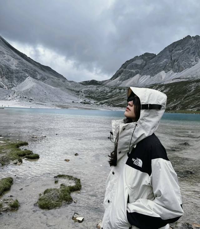 模特图 Thenorthface北面1990Mountain Jacket 刺绣冲锋衣今年的滑雪服升级了所有的配件面料以及工艺品质！为了还原Zp的一切质感今年团