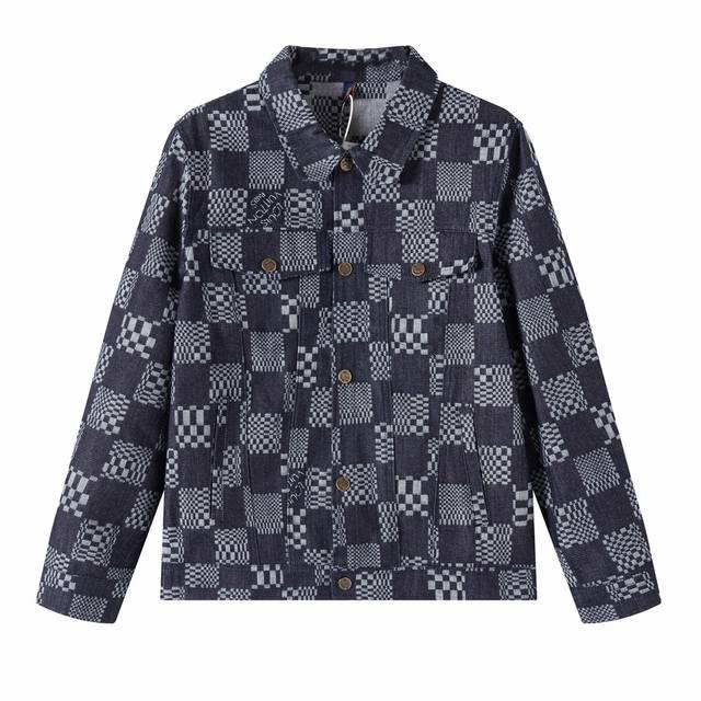 Louis Vuitton Lv秋季新品联名首秀牛仔夹克外套棋盘格男女同款這款设计风满满的牛仔夹克外套，官网价格P24050+购入原版，每年Lv牛仔外套牛仔系列