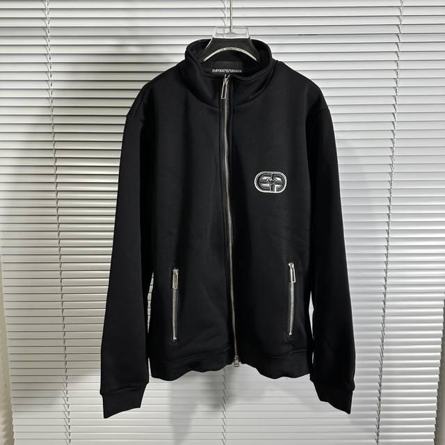 特价供 Armani 加厚阿玛尼外套 这款外套采用经典的休闲版型，胸前独有的特种机 标志刺绣。正面饰以同色调螺纹、底边和袖口，剪裁舒适，彰显运动风双向拉链开合，