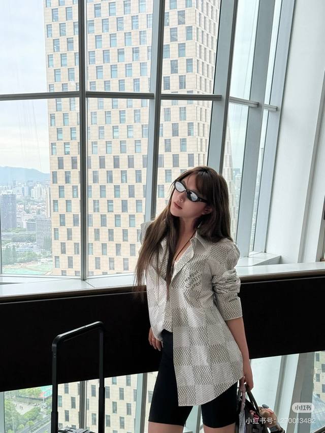 上新 款号:G711Louis Vuitton 路易威登新款方格老花情侣款休闲衬衫上衣1采用超细腻的高科技爽滑聚酯纤维材质面料，定制高品质满印面料，极其细腻，上