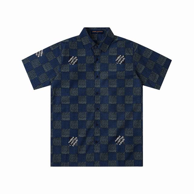 上新 款号:G710Louis Vuitton 路易威登新款方格老花情侣款休闲短袖T恤衬衫1采用超细腻的高科技爽滑聚酯纤维材质面料，定制高品质满印面料，极其细腻