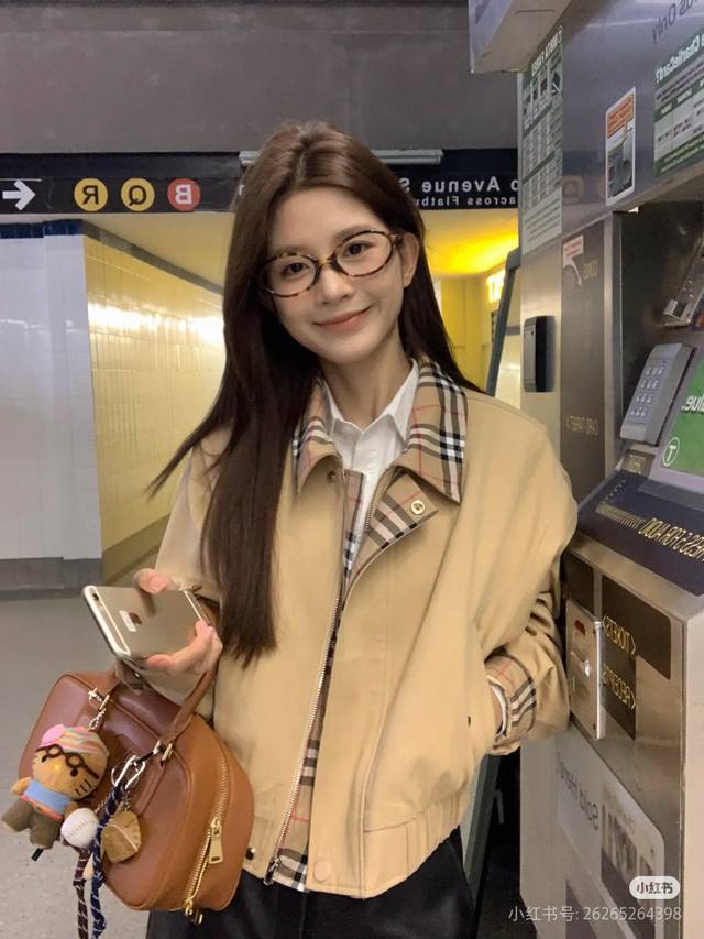 上新 款号：G309Burberry 巴宝莉 Ss复古老钱风爆款格纹夹克外套1经典格纹拼接领口和门禁，袖口采用Logo刺绣，高级感满满！2非常富有年轻感与青春活