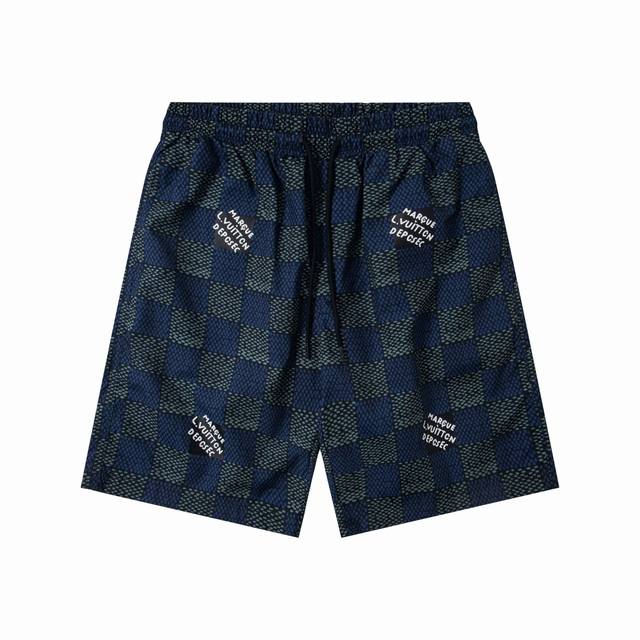 上新 款号:G707Louis Vuitton 路易威登新款方格老花情侣款短裤休闲五分裤1采用超细腻的高科技爽滑聚酯纤维材质面料，定制高品质满印面料，极其细腻，