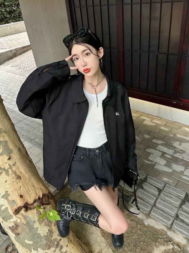 上新 款号:G307Burberry 巴宝莉新款经典战马刺绣翻领夹克情侣款外套1采用超细腻的高科技爽滑聚酯纤维材质面料，订染高品质格纹面料，极其细腻，上身非常柔