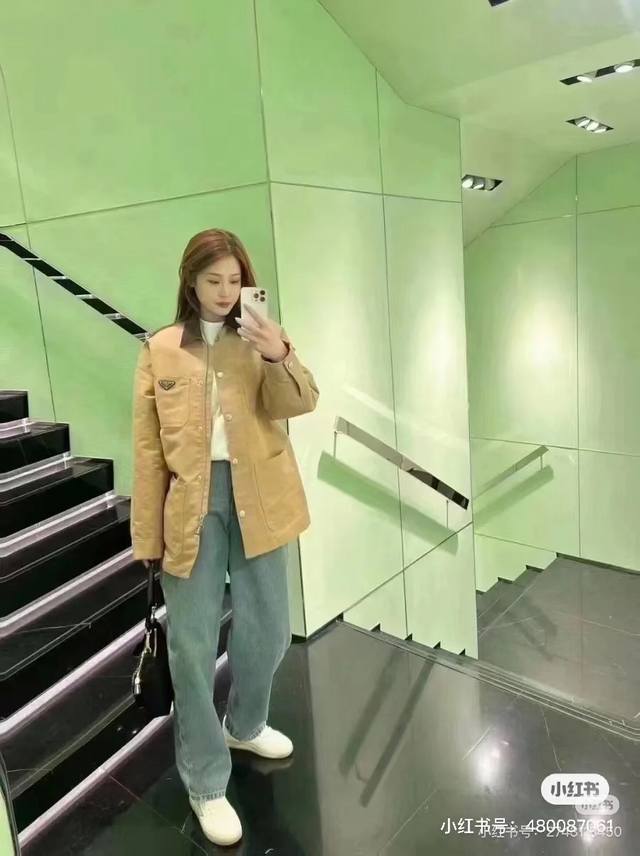 上新 款号:G305Prada普拉达新款多口袋男女同款工装夹克外套上衣12025Ss吴千语同款中性风工装夹克外套，前面四口袋设计，显现出独有的工装效果，镜子采用