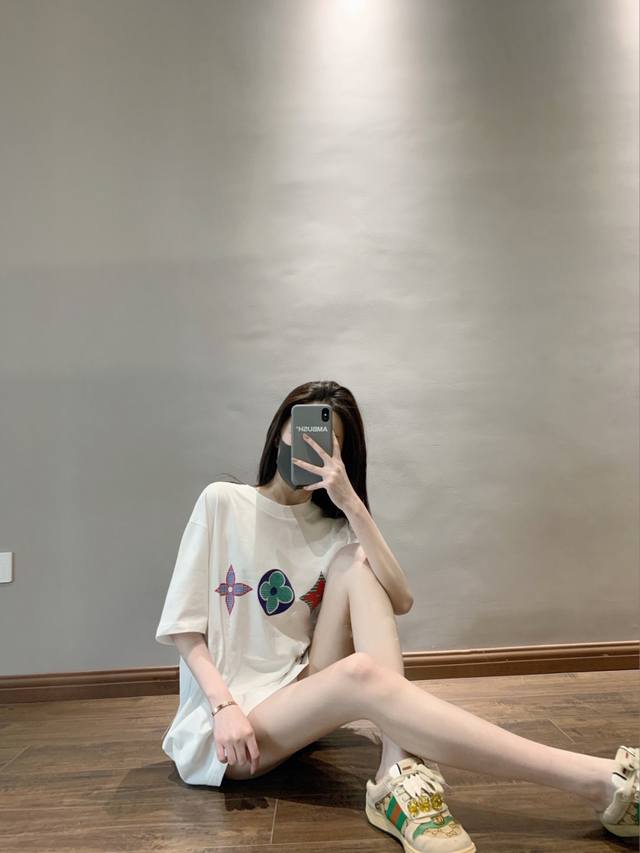 Lv路易威登Louis Vuitton 驴家1V 经典三花图案印花字母半袖T恤短袖男女同款 情侣款 宽松版型 面料：240克双纱高密度纯棉面料- 工艺: 整件衣