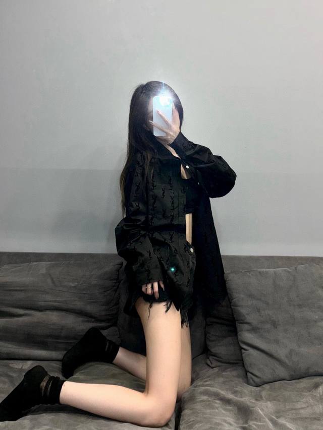 上新 款号:G301Saint Laurent圣罗兰Ysl新款植绒满印衬衫上衣1面料上身柔软舒适，极其细腻 手感扎实润滑且柔软 拥有既织物不褶皱的的特性,手感无