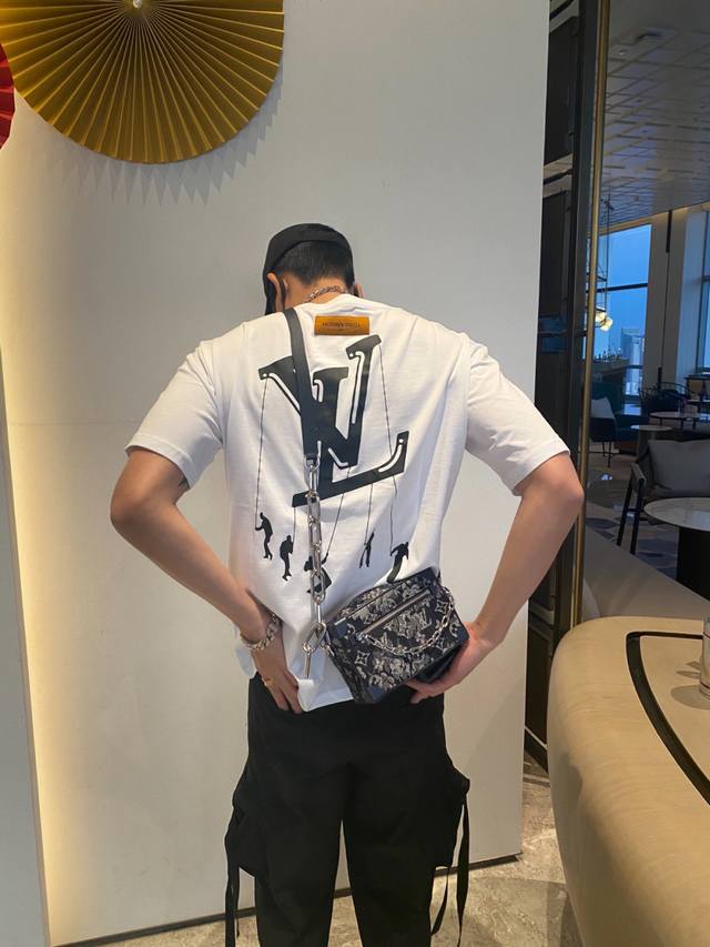 Lv路易威登Louis Vuitton 驴家1V 经典伞兵图案字母半袖T恤短袖面料：240克双纱高密度纯棉面料- 工艺: 整件衣服采用精密压花工艺- 男女同款均