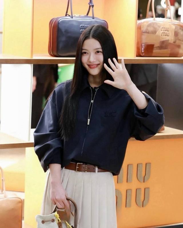 上新 款号:G208Miumiu缪缪新款巴黎秀场老钱风贴布翻领拉链行政夹克情侣款衬衫外套1选自优质原版开发纯棉面料，内里搭配里布，整体穿搭效果非常的柔软舒适，2