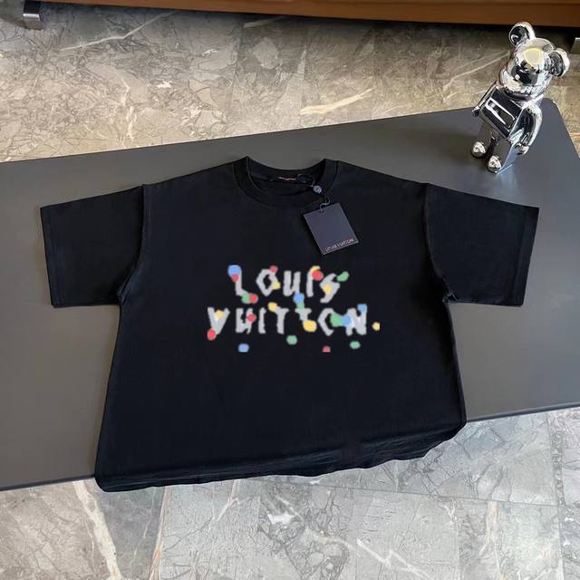 Louis Vuitton 路易威登 23Ss Lv大师亲手面料：240克双纱高密度纯棉面料- 工艺: 整件衣服采用精密压花工艺- 男女同款均可驾驭- 尺码：