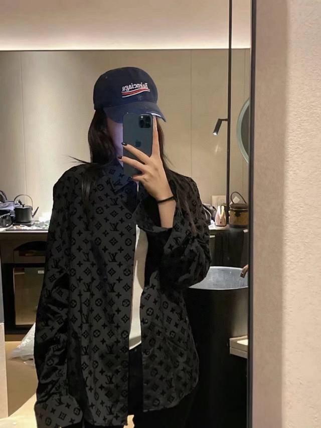 上新 款号：G207Louisvuitton 路易威登Lv提花满印植绒男女同款休闲长袖衬衫1面料上身柔软舒适，极其细腻 手感扎实润滑且柔软 拥有既织物不褶皱的的