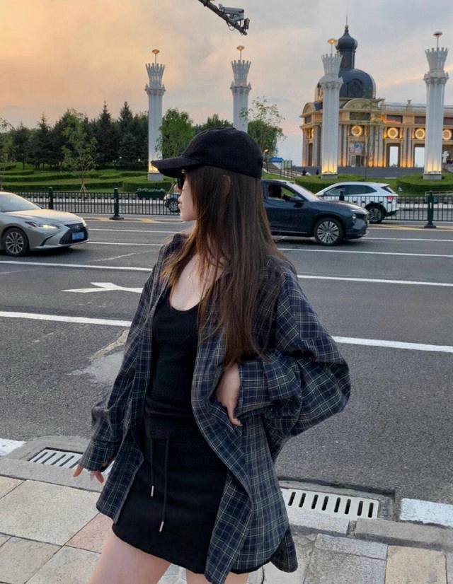 上新 款号:G204Balenciaga巴黎世家24Ss后背字母印花Logo色织格子衬衫上衣1采用优质平纹棉质格纹面料，手感舒适柔软，拥有既织物不褶皱的特性！2