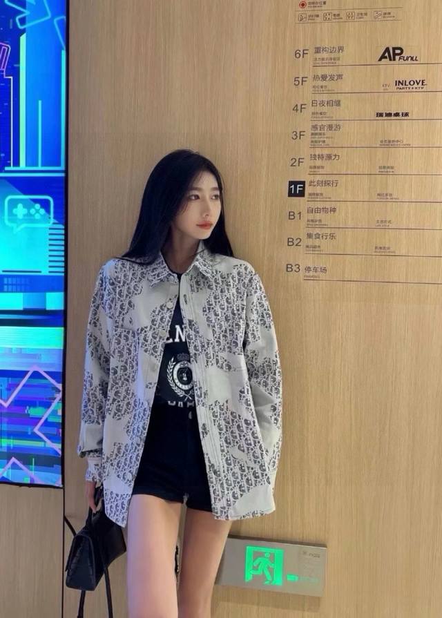 上新 款号：G102Dior迪奥新款满经典Logo印涂鸦水洗牛仔衬衫男女同款休闲上衣外套 小红书热门爆款｜官网同步发售 1面料采用进口印花机器批布满印工艺技术，