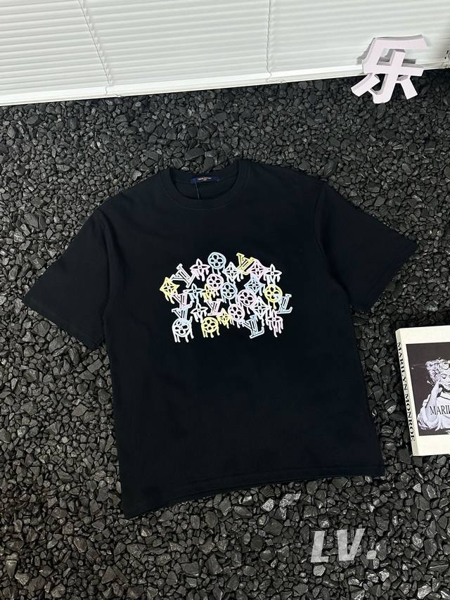 Louis Vuitton 路易威登 Lv23Ss夏季彩色涂鸦老花字母印花短袖T恤 -面料：240克双纱高密度纯棉面料- 工艺: 整件衣服采用精密压花工艺- 男