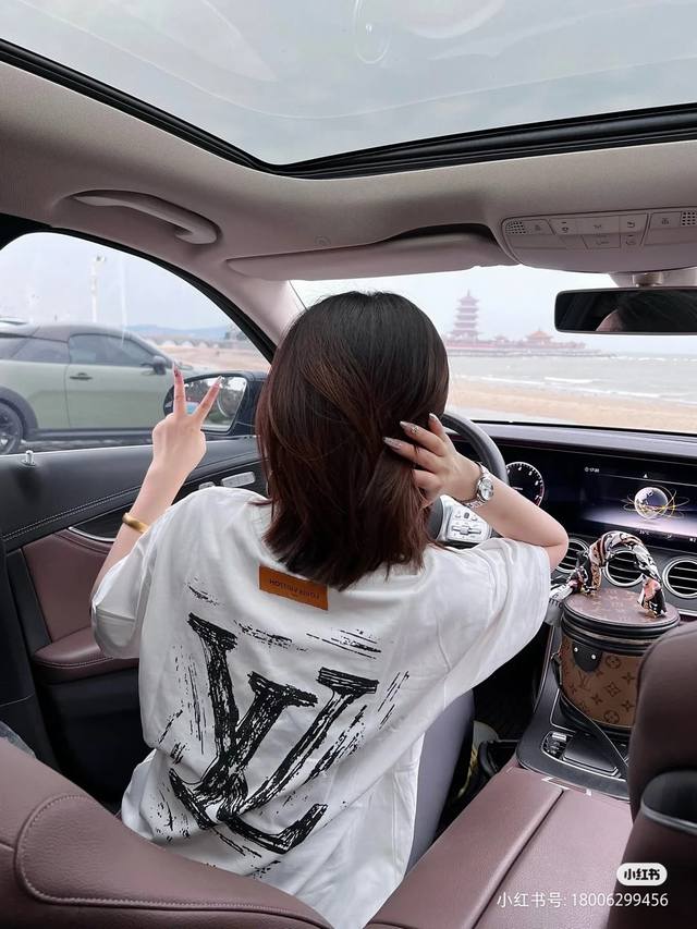 Lv路易威登 涂鸦Logo短袖圆领T恤 男女同款面料：240克双纱高密度纯棉面料- 工艺: 整件衣服采用精密压花工艺- 男女同款均可驾驭- 尺码： M L Xl