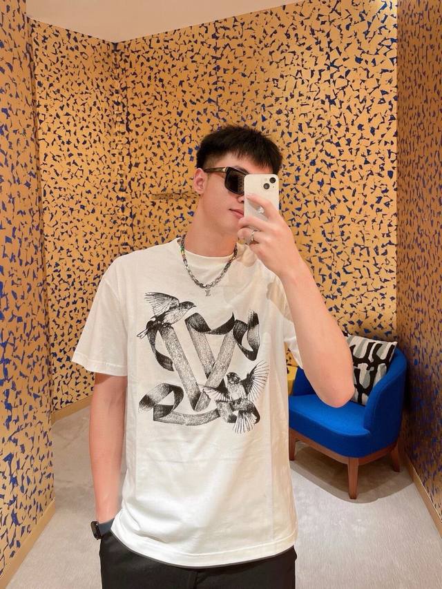 Lv路易威登Louis Vuitton 驴家1V 经典胸口小鸟大Logo印花字母半袖T恤短袖面料：240克双纱高密度纯棉面料- 工艺: 整件衣服采用精密压花工艺