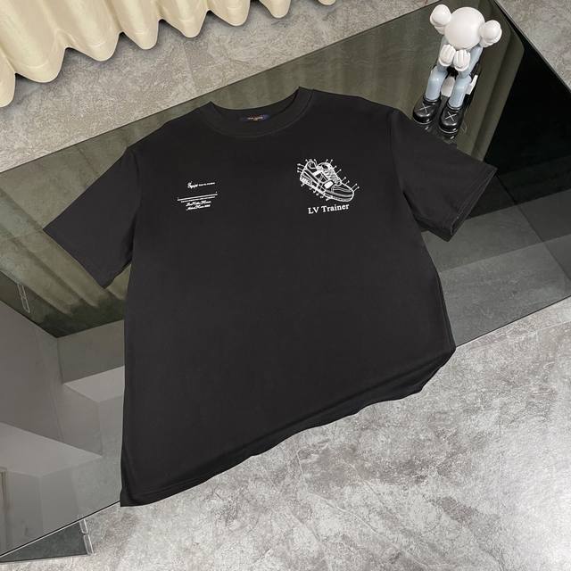 Louis Vuitton 23Ss Lv Trainer工坊学员 Uniform 短袖T恤面料：240克双纱高密度纯棉面料- 工艺: 整件衣服采用精密压花工艺