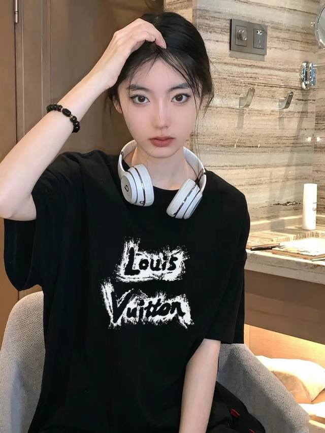 Louis Vuittons 路易威登 新品Lv 黑白标识Logo字母印花圆领短袖T恤面料：240克双纱高密度纯棉面料- 工艺: 整件衣服采用精密压花工艺- 男