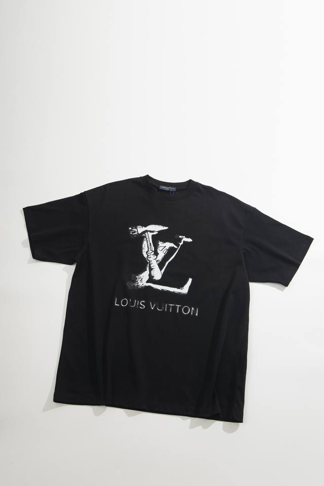 Lv路易威登 24Ss大铁锤周图案 大Logo字母短袖T恤-面料：240克双纱高密度纯棉面料- 工艺: 整件衣服采用精密压花工艺- 男女同款均可驾驭- 尺码：