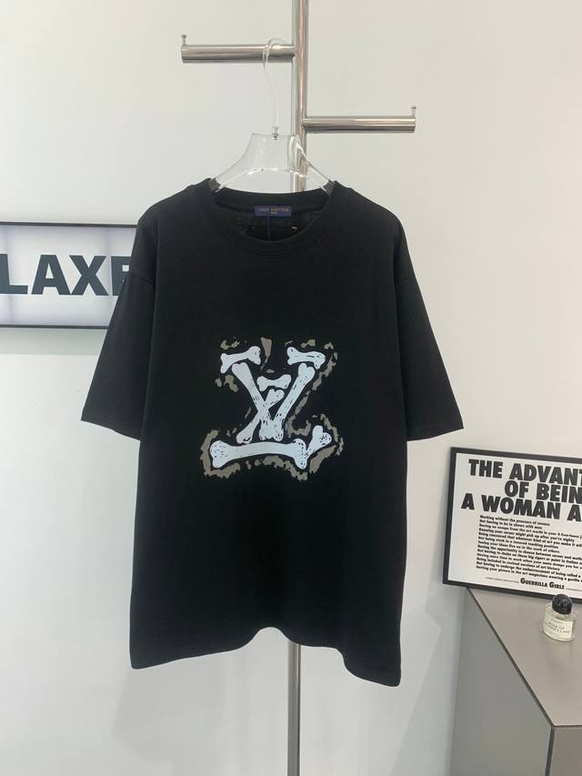 新款Louis Vuitton 路易威登骨头拼接Lv印花短袖男女同款面料：240克双纱高密度纯棉面料- 工艺: 整件衣服采用精密压花工艺- 男女同款均可驾驭-