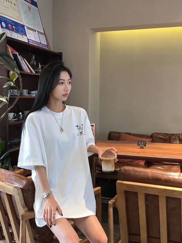 Louis Vuitton 路易威登Lv Ss浮云涂鸦圆领短袖，男女同款。 面料：240克双纱高密度纯棉面料- 工艺: 整件衣服采用精密压花工艺- 男女同款均可