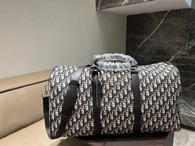 Dior Lingot 50 手袋米色和黑色 Oblique 印花编号: 1Addu115Yky_H27E官网在售价 P50,000人民币这款 Dior Lin