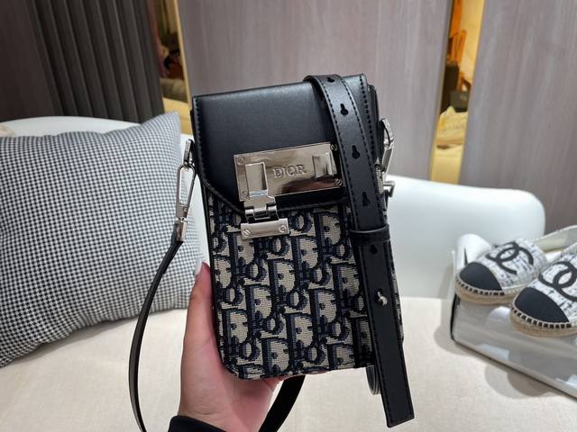 Dior Lock手机包，银锁扣和方盒子的混搭，真的很香，超级适合这个冬天，尺寸：11 X 19 X 3 厘米，可收纳两部 Iphone 12 Pro Max