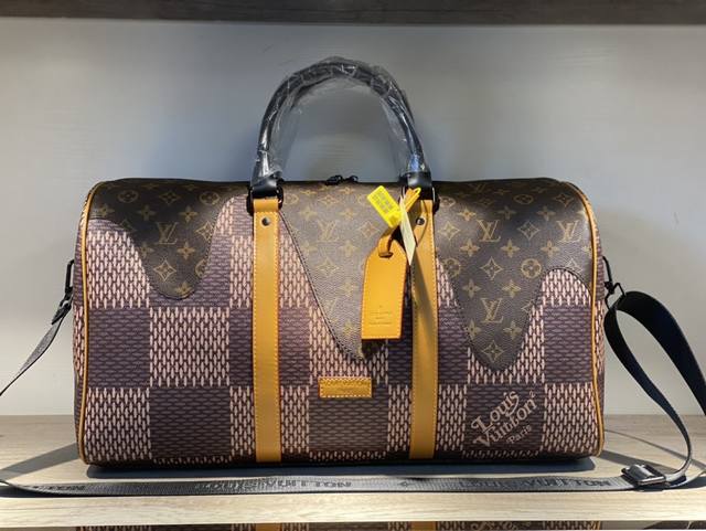 Lv旅行袋Virgil Abloh 携手日本设计鬼才 Nigo，焕新演绎Keepall Bandouliere 50 旅行袋。Giant Damierebene