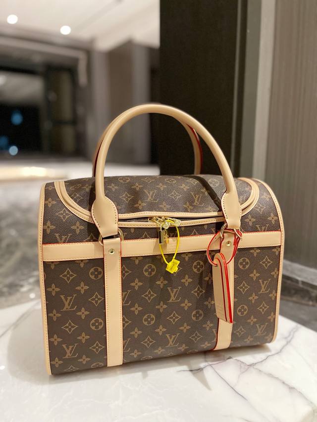 Louis Vuitton最早推出宠物“行宫”的奢侈品牌，Dog Carrier 40 宠物包，编码：M45662，官网在售价 P60,000人民币！路易威登经
