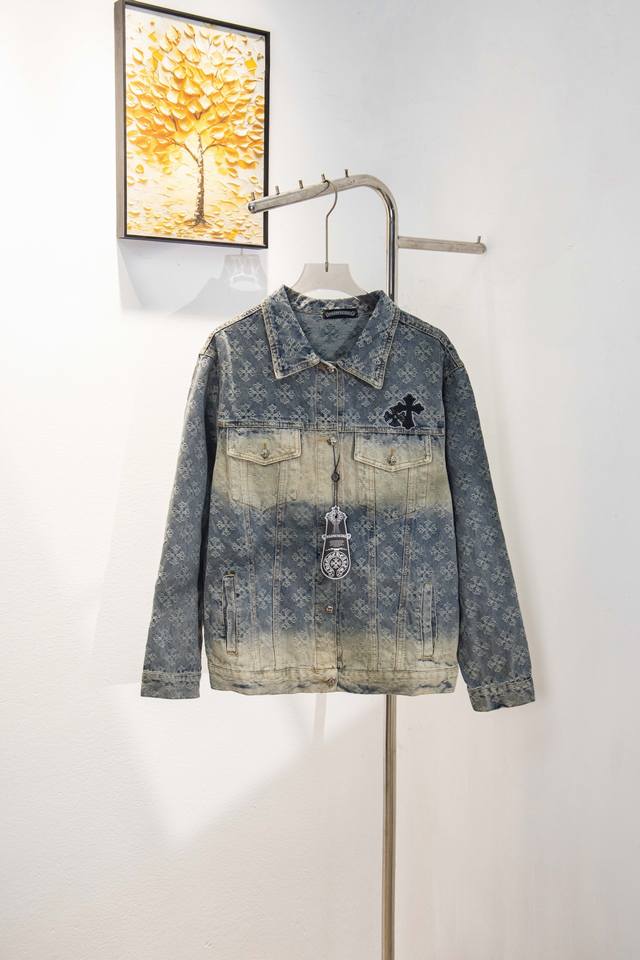 款号:Y194克罗心Chromehearts重工钢印经典款梵文满印提花烫钻牛仔外套男女款新款克罗心梵文印花定制面料外套 渐变色洗水，后背烫钻十字架牛仔外套非常重