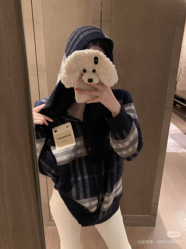 模特咨询图 款号:Y193巴宝莉Burberry经典皮标拉链连帽蓝格子羊毛针织夹克外套 男女款面料：25Ss经典款巴宝莉羊毛针织外套，采用羊毛与马海毛的混纺面料