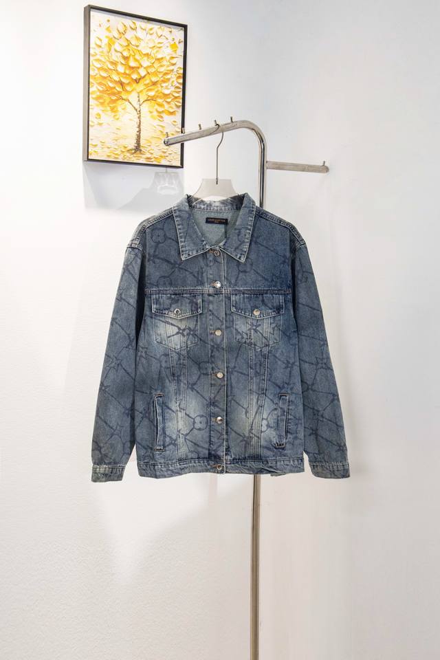 款号:Y191Lv 重工水洗经典满印刺绣提花牛仔外套非常重工的一款 克重做顶 老花妥妥拿捏早秋出门穿搭 牛仔面料可直接机洗不变形 洗水做旧也很显高级感 幂式穿搭