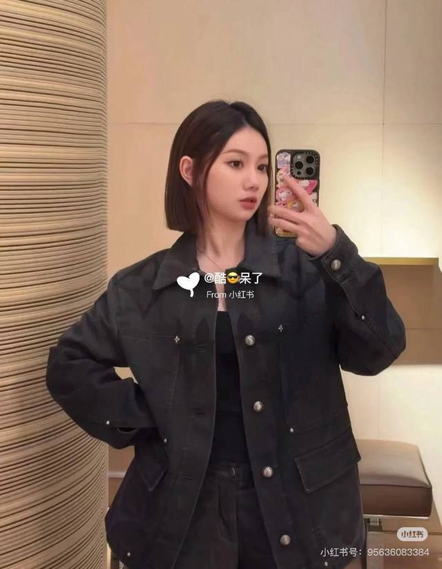 模特咨询图 款号:Y190Lv 路易威登重工渐变水洗字母定位印花牛仔外套非常重工的一款 斜纹肌理面料区别市场垃圾平纹面料克 重做顶 老花妥妥拿捏早秋出门穿搭 牛