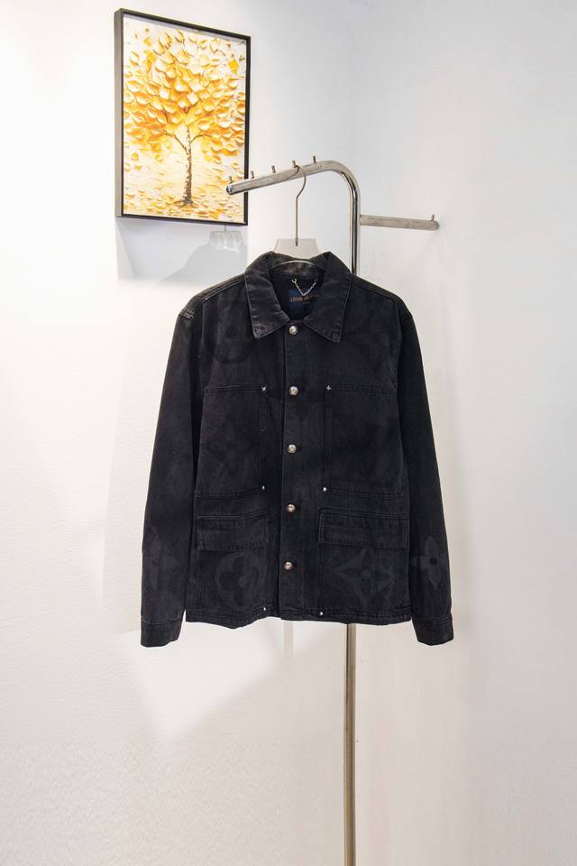 款号:Y190Lv 路易威登重工渐变水洗字母定位印花牛仔外套非常重工的一款 斜纹肌理面料区别市场垃圾平纹面料克 重做顶 老花妥妥拿捏早秋出门穿搭 牛仔面料可直接