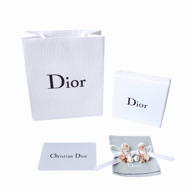 Dior 迪奥 Cd爱心星星耳钉 专柜同款材质！925银针，不过敏！时尚博主人手必备，百搭自留！百年不过时时髦单品！可以拆开戴～ 买一两戴，太划算了！配：全套包