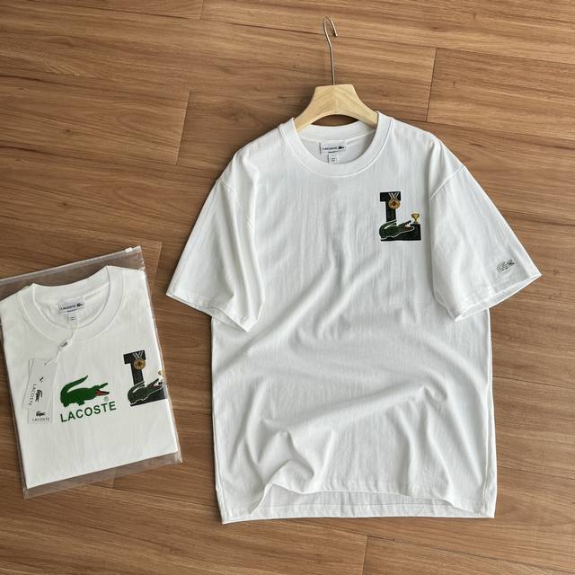 发 ！ Lacoste法国鳄鱼 经典纯棉圆领T恤 法式优雅，穿在身上的永恒品味！ 标志性鳄鱼，跃动经典！胸前那只 精致绿色小鳄鱼， Lacoste 品牌名，无声
